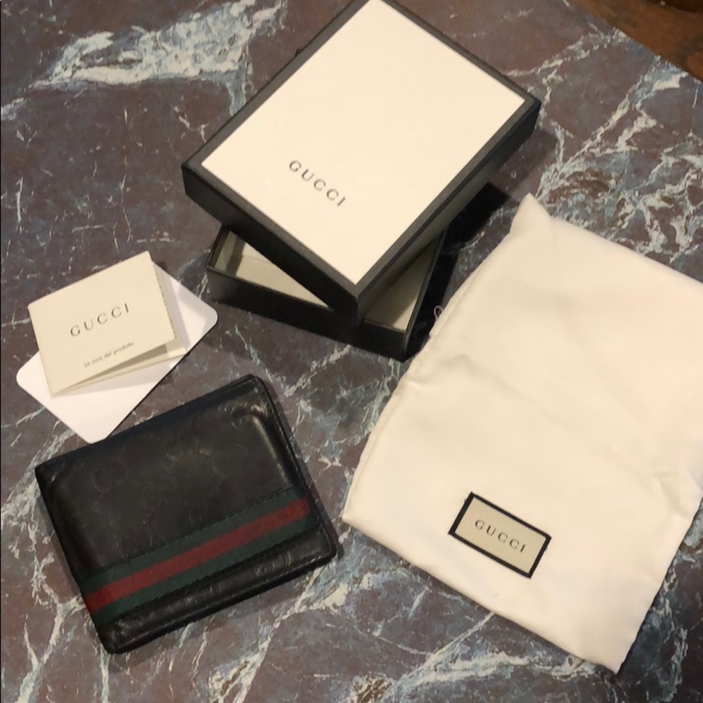 Authentic Men’s Gucci Bi-fold Wallet w/ box & bag